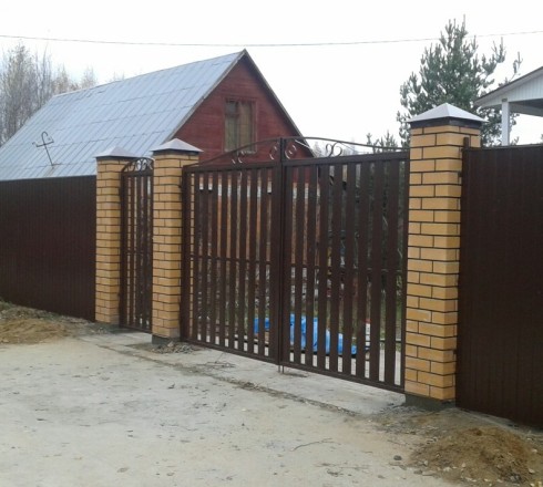 Распашные ворота из евроштакетника в раме