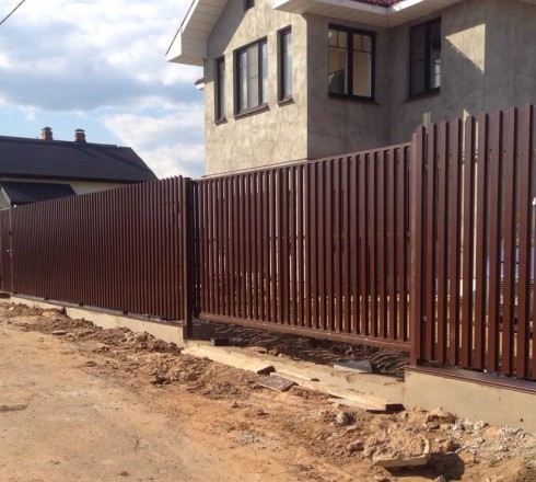 Распашные ворота из евроштакетника с автоматикой (высота 2 м)