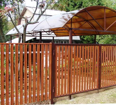 Распашные ворота из евроштакетника с автоматикой (высота 2 м)