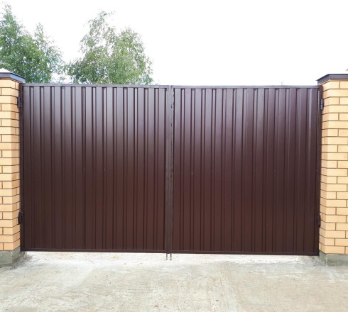 Распашные ворота из профнастила в раме (высота 2 м)