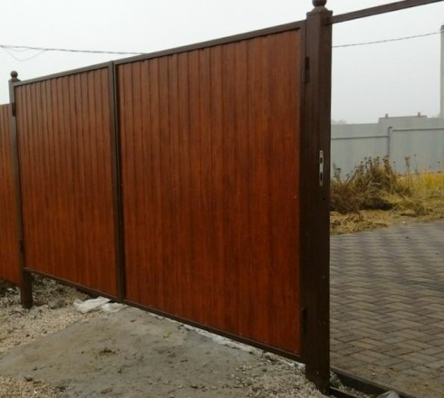 Распашные ворота из профнастила (высота 2 м)