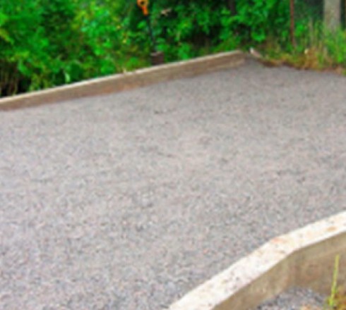 С площадкой из щебня