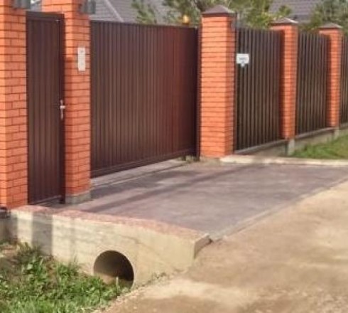 С бетонной площадкой