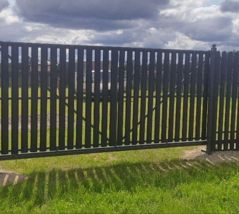 Откатные ворота из евроштакетника автоматические на в/с