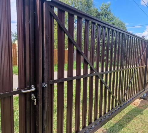 Откатные ворота из евроштакетника автоматические на в/с