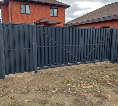 Откатные ворота из евроштакетника с обшивкой Шахматка автоматические на в/с