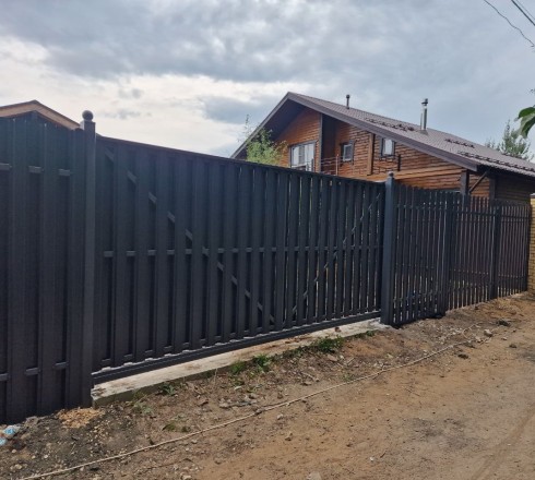 Откатные ворота из евроштакетника с обшивкой Шахматка автоматические на в/с