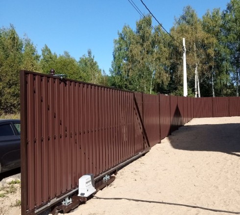 Откатные ворота из евроштакетника с обшивкой Шахматка автоматические на в/с