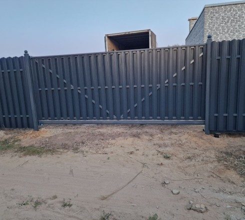 Откатные ворота из евроштакетника с обшивкой Шахматка автоматические на в/с