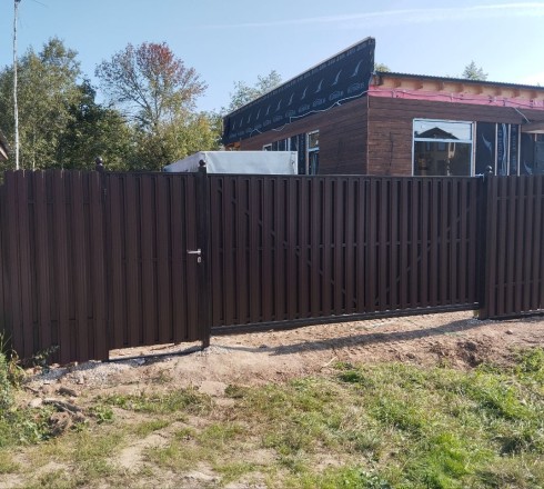 Откатные ворота из евроштакетника с обшивкой Шахматка автоматические на в/с