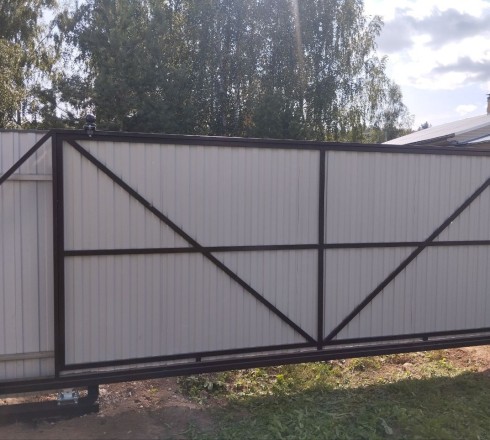 Откатные ворота из профнастила автоматические на в/с