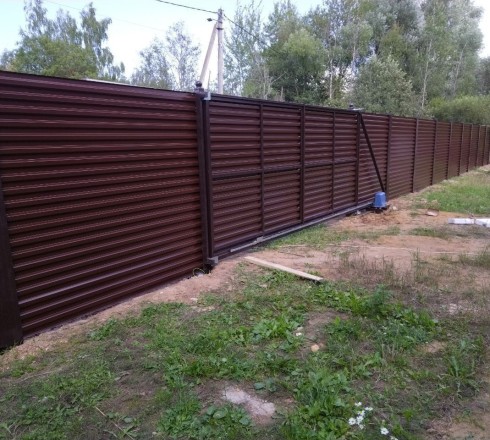 Откатные ворота из профнастила горизонтальная обшивка механические на в/с