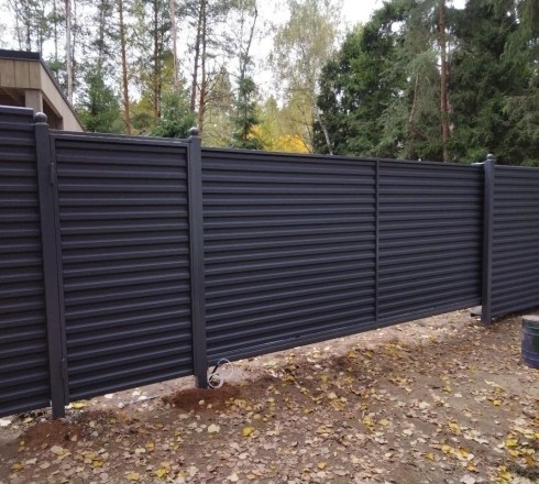 Откатные ворота из профнастила горизонтальная обшивка механические на в/с