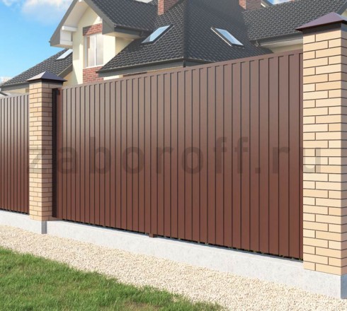 Забор из профнастила с кирпичными столбами