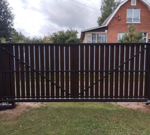 Откатные ворота из евроштакетника автоматические на ж/б