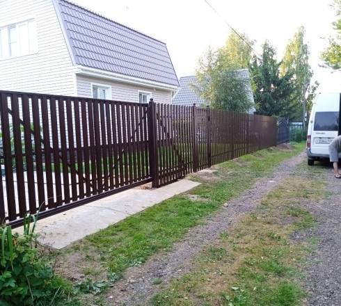 Откатные ворота из евроштакетника с обшивкой Шахматка автоматические на ж/б