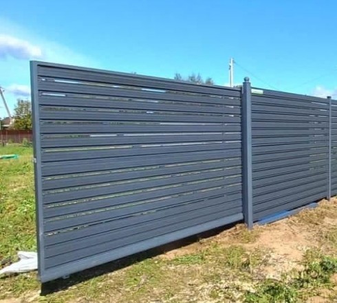 Откатные ворота из евроштакетника с горизонтальным штакетником "Шахматка" автоматические на ж/б