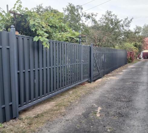 Откатные ворота из евроштакетника с обшивкой Шахматка механические на ж/б