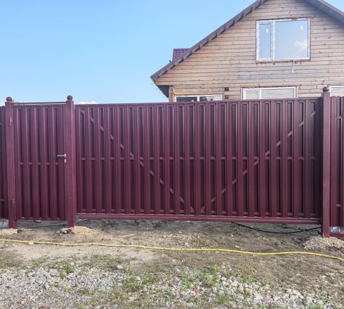 Откатные ворота из евроштакетника с обшивкой Шахматка механические на ж/б