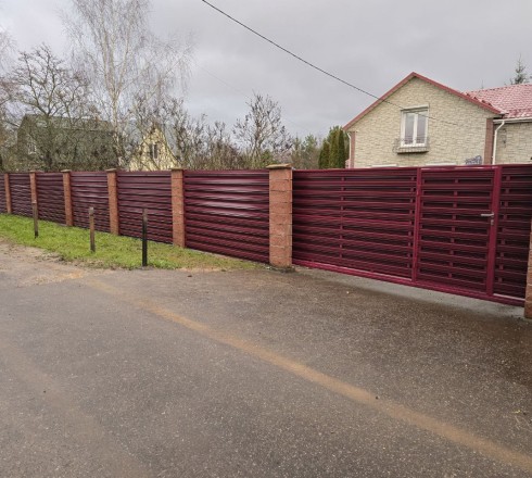 Откатные ворота из с горизонтальным штакетником механические на ж/б