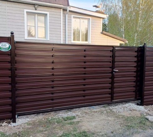 Откатные ворота из евроштакетника с горизонтальным штакетником "Шахматка" механические на ж/б