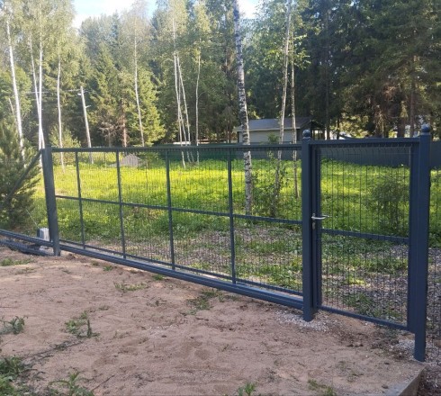 Откатные ворота из 3Д сетки механические на ж/б