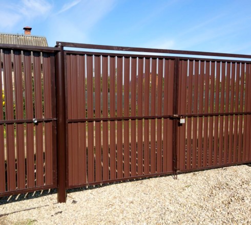 Распашные ворота из евроштакетника (одинарная рамка)