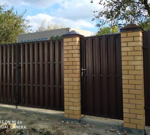 Распашные ворота из евроштакетника с обшивкой ШАХМАТКА (одинарная рамка)