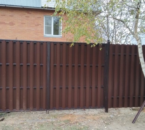 Распашные ворота из евроштакетника с обшивкой ШАХМАТКА (одинарная рамка)