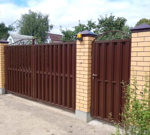 Распашные ворота из евроштакетника с обшивкой ШАХМАТКА (двойная рамка)