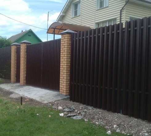 Распашные ворота из евроштакетника с обшивкой ШАХМАТКА (двойная рамка)