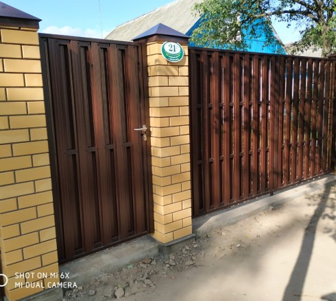 Распашные ворота из евроштакетника с обшивкой ШАХМАТКА (двойная рамка)