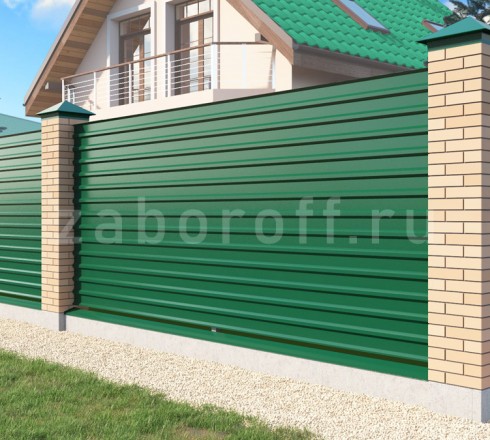 Забор из профнастила горизонтальный с кирпичными столбами красивый