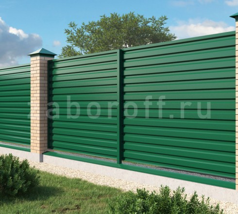 Забор из профнастила горизонтальный с кирпичными столбами красивый