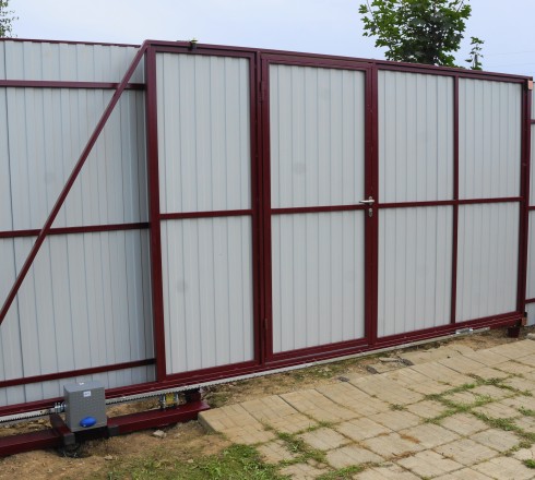 Секционный забор из профнастила с откатными воротами недорого