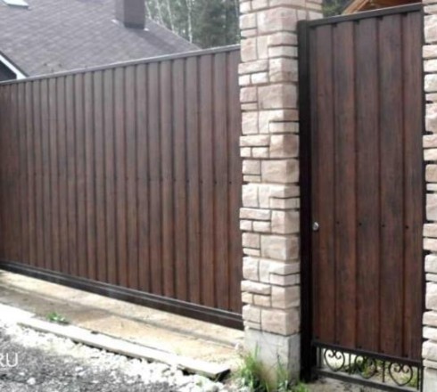 Секционный забор из профнастила с откатными воротами под ключ в Московской области