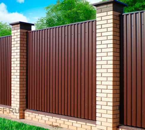 Секционный забор из двухстороннего профнастила на ленточном фундаменте