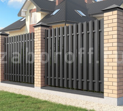 Забор из евроштакетника шахматка с кирпичными столбами на фундаменте 380х400 ПРЕМИУМ+