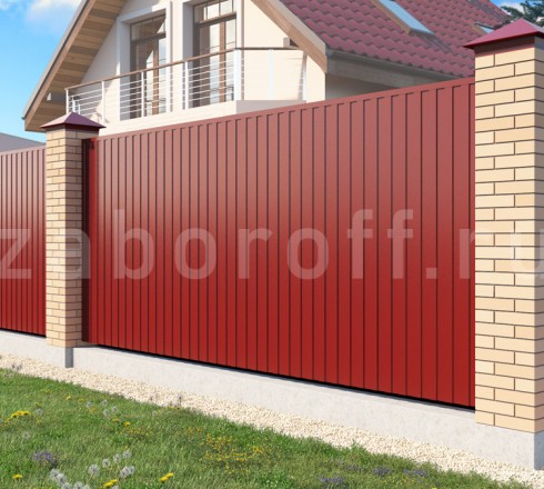 Красный забор из профлиста с кирпичными столбами