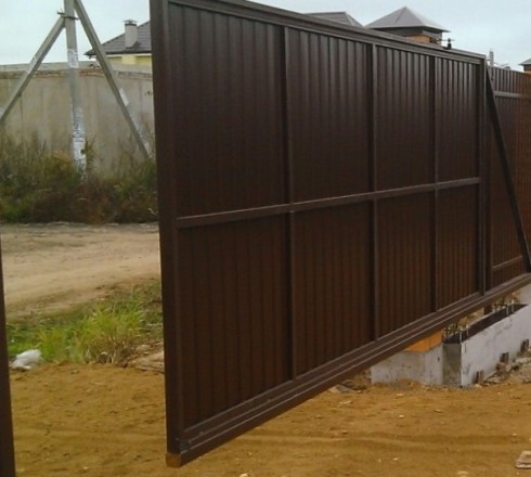 Забор из коричневого профнастила горизонтальный с откатными воротами