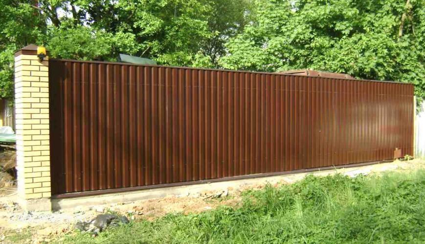 Фото красивого забора из профнастила с кирпичными столбами и откатными ...