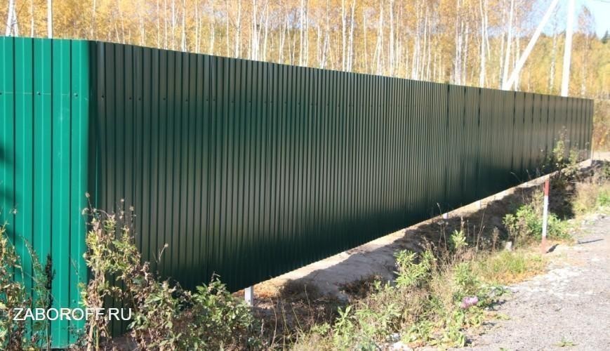 забор 2 метра. 5 метра. профнастил 8 2,5 метров. забор высотой 2. забор из профнастила высота 2 метра.
