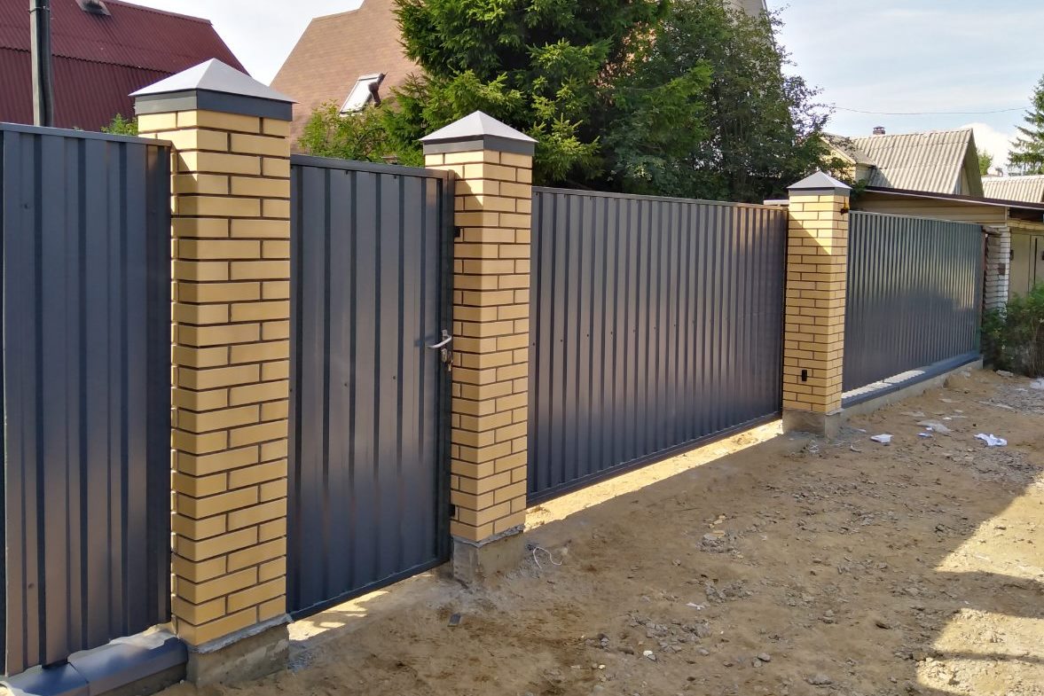 Заборы с кирпичными столбами - цена с установкой под ключ в Москве