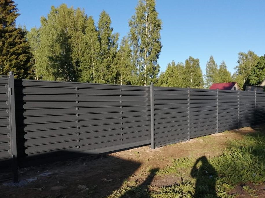 Забор из штакетника цвета «Графит» рядом с садом