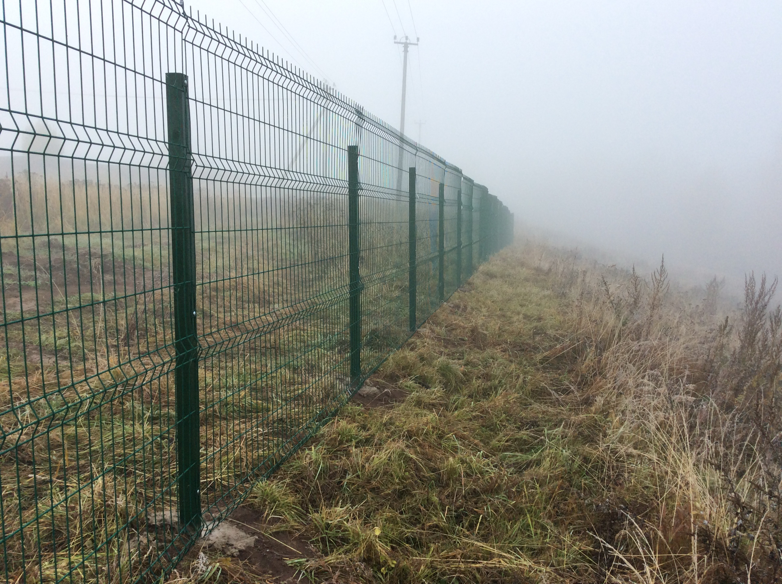 Металлический забор 3D-секции вдоль парковки