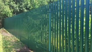 Забор из металлического штакетника зеленый